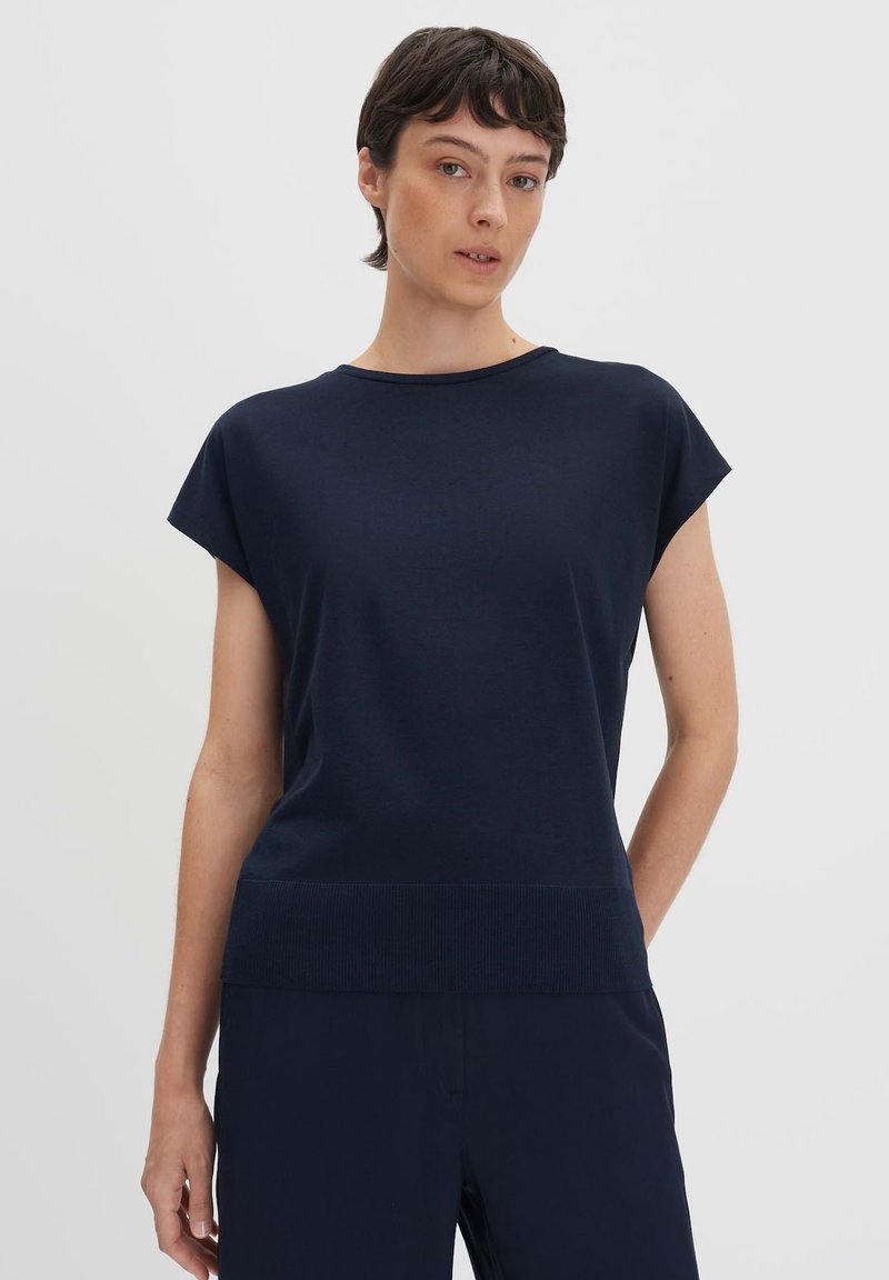 T-shirt navy a maniche corte con scollo rotondo e orlo a costine, realizzato in un tessuto liscio, con una vestibilità rilassata.