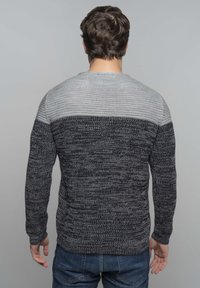 Maglione lavorato a maglia con blocchi orizzontali grigi e blu scuro, tessitura strutturata, scollatura rotonda e maniche lunghe. Vista posteriore mostrata.