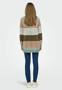 Maglione a righe in colori pastello: azzurro chiaro, rosa, bianco e verde oliva. Maniche lunghe, vestibilità oversized e polsini e orlo a costine.