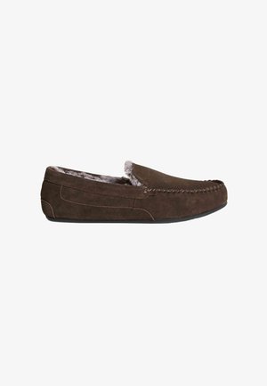 Mocassin en suédine marron avec une douce doublure en fausse fourrure, semelle en caoutchouc plate, détails cousus sur le dessus et design à enfiler.