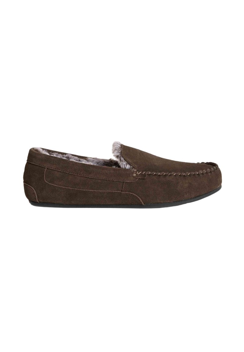 Pantofole moccasin in suede marrone con una morbida fodera in pelliccia sintetica, suola piatta in gomma, dettagli cuciti lungo la parte superiore e design facile da indossare.