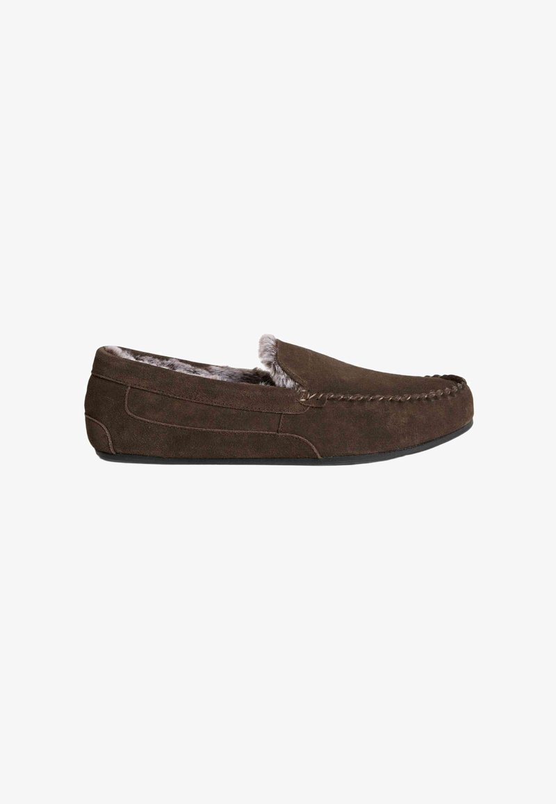 Pantofole moccasin in suede marrone con una morbida fodera in pelliccia sintetica, suola piatta in gomma, dettagli cuciti lungo la parte superiore e design facile da indossare.