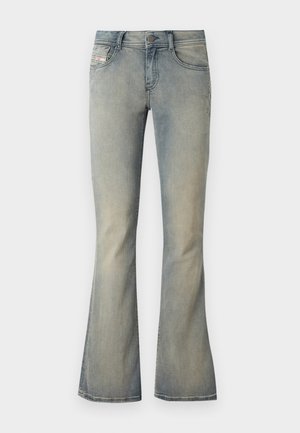 Jean flare en denim bleu clair avec taille mi-haute, décoloration subtile et design classique à cinq poches. Comprend une fermeture à bouton à l'avant.