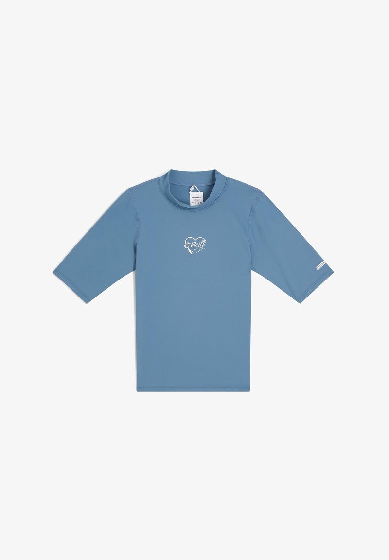 Rövid ujjú, világoskék napvédő felső, kerek nyakkivágással és fehér logóval a mellrészen. Simító anyag lapos varrásokkal a kényelem érdekében.