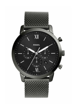 Reloj de pulsera Fossil negro con correa de malla, tres subesferas, números romanos XII y VI y pantalla de fecha que muestra 18.