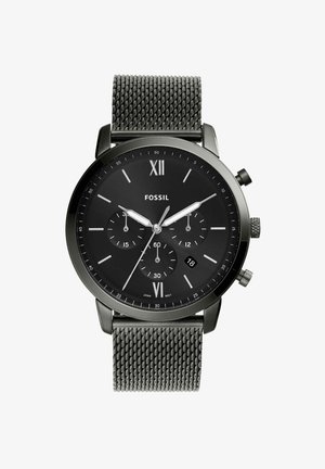 Zwarte Fossil polshorloge met mesh band, drie subdials, Romeinse cijfers XII en VI en datumaanduiding die 18 toont.