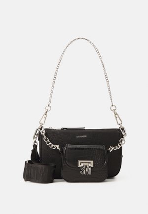 Schwarze Handtasche aus Leder mit strukturiertem Finish, ausgestattet mit einem silbernen Kettenriemen, abnehmbarem kleinen Täschchen und geprägten Details.