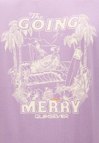 Tropisk strandlandskap med palmetrær, et surfebrett, seilbåt, flåte, bølger, og teksten "The Going Merry" over "Quiksilver"-logoen.