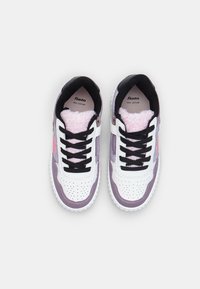 Sneaker multicolori con tomaia in pelle bianca, dettagli in suede viola, lacci neri e fodera morbida rosa. Presentano un design a punta perforata.