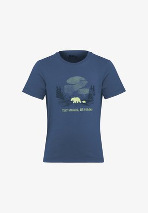 T-shirt in cotone blu navy con una grafica di orsi e alberi, con il testo "Tiny Nomads, Big Dreams" in verde chiaro. Collo tondo, maniche corte.