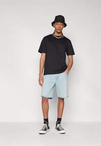 Wrangler FRONTIER - Kratke hlače iz džinsa - light-blue denim