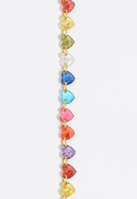 Cuentas de vidrio en forma de corazón de múltiples colores unidas por herrajes dorados, que presentan tonos vibrantes de rojo, amarillo, verde, azul, rosa y púrpura.