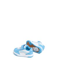 Sneaker blu e bianche con cinturino in velcro, caratterizzati da una suola in gomma testurizzata e un design sportivo, realizzati in materiali sintetici.