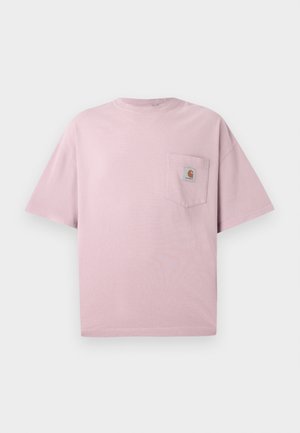 T-shirt de algodão rosa claro com decote redondo, mangas curtas e um bolso frontal à esquerda com um patch de logo. Textura suave.