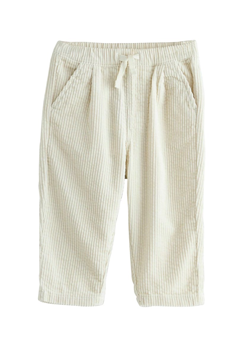Pantaloni corti a strisce beige chiaro con tasche laterali e una fascia in vita regolabile, stesi su uno sfondo bianco.