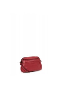Borsa a tracolla rossa in pelle con una superficie liscia, chiusura con zip e tracolla regolabile. Presenta cuciture minime e una silhouette elegante.
