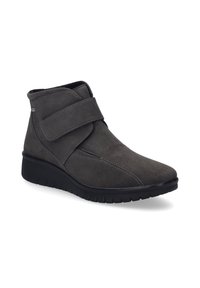 Graue Wildleder-Stiefelette mit einem Klettverschluss, abgerundeter Spitze und strukturiertem Gummisohle, mit kontrastierenden gesteppten Akzenten.