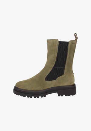 Olijfgroene suede enkellaars met zwarte elastische zijpaneel, zwarte profielzool en een aantreklus aan de achterkant.