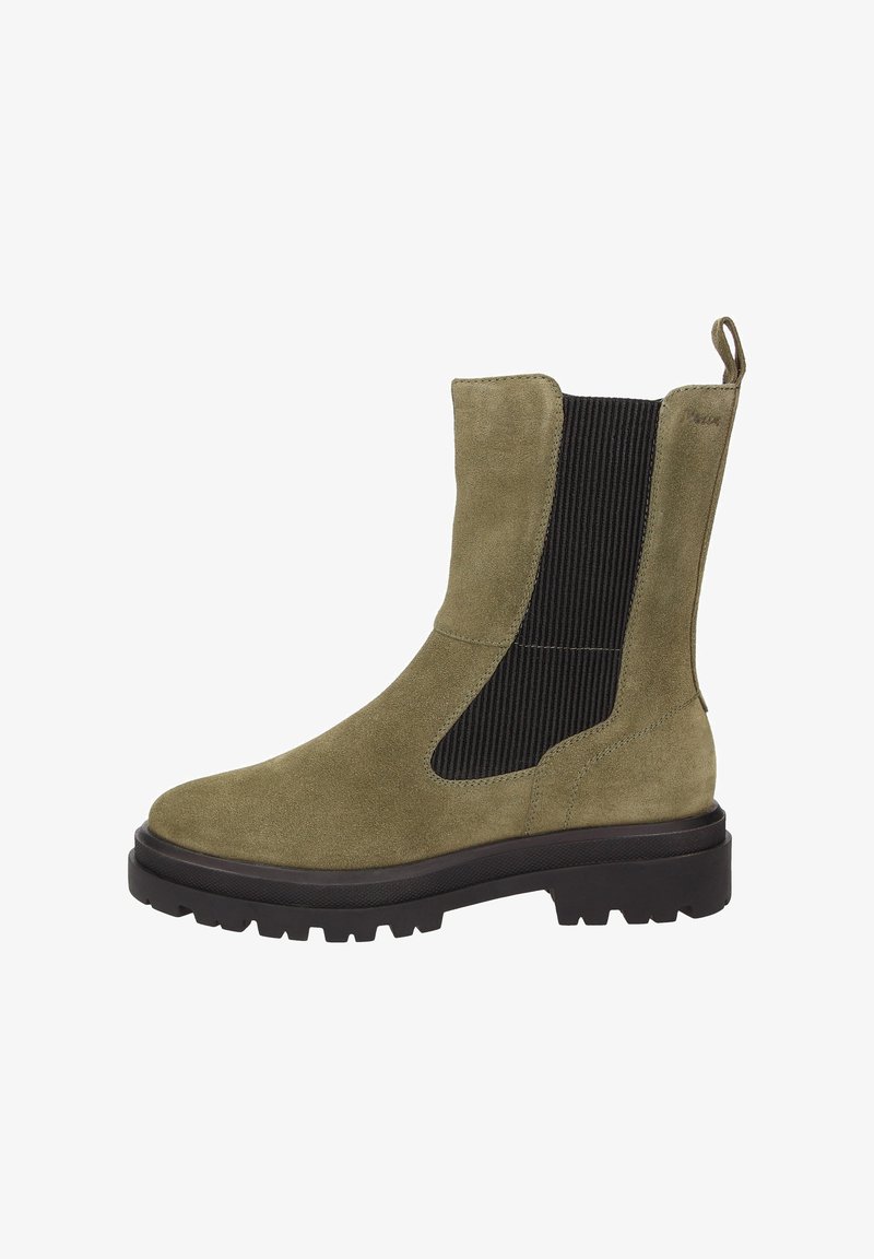 Olivgrüner Wildleder-Ankle Boot mit schwarzem elastischem Seitenpanel, schwarzer Profilsohle und Zuglasche hinten.