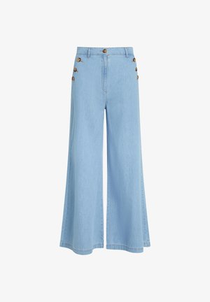 Pantaloni di jeans larghi color azzurro chiaro con vita alta, chiusura frontale con bottoni, passanti per cintura e bottoni decorativi sui fianchi.