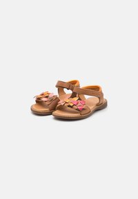 Bruine leren sandalen met een open ontwerp, voorzien van kleurrijke bloemaccenten in roze, geel en perzik aan de voorkant. Verstelbare band.