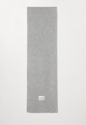 Écharpe en tricot côtelé gris clair avec une petite étiquette de marque rectangulaire près d'une extrémité, posée à plat sur un fond blanc.