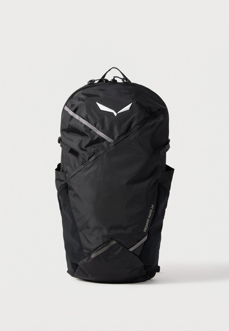 Μαύρο αεροδυναμικό σακίδιο με πάνω λαβή, πλαϊνές τσέπες, διαγώνια τσέπη με φερμουάρ, ανακλαστικές λεπτομέρειες και ετικέτα «PEDROC MATE 14» μπροστά.