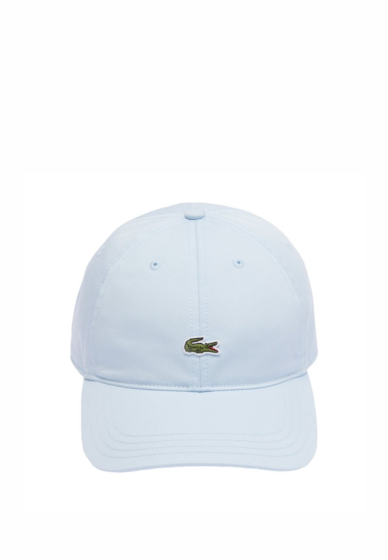 Lichtblauwe katoenen honkbalpet met een afgeronde kroon, een gebogen klep en een klein geborduurd groen krokodillenlogo aan de voorkant.