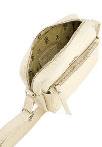 Cremfarbener Leder-Crossbody-Beutel mit strukturierter Oberfläche, ausgestattet mit einem Reißverschluss-Hauptfach und einer zusätzlichen Fronttasche.