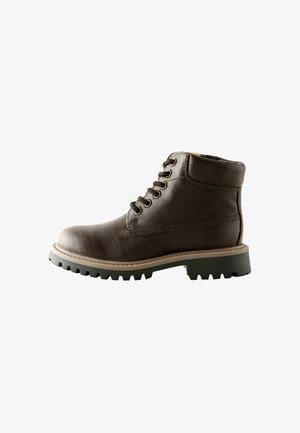 Braune Leder-Ankle Boots mit einer strukturierten Oberfläche, sechs Ösen, beigem Nähgarn und einer robusten schwarzen Gummisohle.