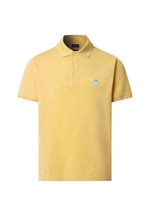 Polo de manga corta amarillo con tres botones y pequeño logo bordado en el pecho izquierdo.