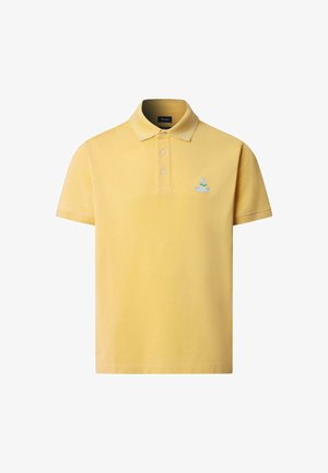 Polo de manga corta amarillo con tres botones y pequeño logo bordado en el pecho izquierdo.