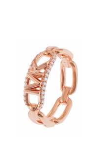 Anello a catena in oro rosa caratterizzato da una serie di anelli intrecciati, impreziosito da piccoli gemstone trasparenti lungo il centro per un ulteriore tocco di eleganza.