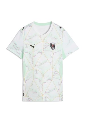 Camiseta deportiva blanca de manga corta con patrón de mármol en tonos verde claro y rosa, líneas geométricas doradas, logotipos de Puma y escudo del equipo de fútbol de Austria.
