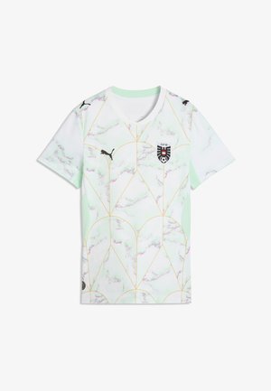 Biely športový dres s krátkym rukávom s mramorovým vzorom v svetlozelených a ružových odtieňoch, zlaté geometrické línie, logá Puma a erb futbalového tímu Rakúska.