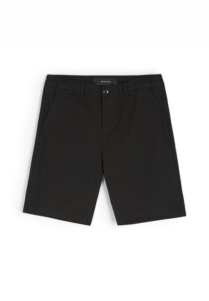 Czarne bawełniane szorty o gładkiej fakturze, z zapięciem na guzik, bocznymi kieszeniami i przeszytymi brzegami. Zaprojektowane z myślą o codziennym użytkowaniu.