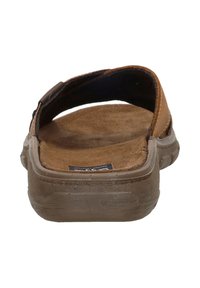 Bruine leren slidesandalen met een gevoerd voetbed, gestructureerde zool en een open achterkant. Heeft subtiele stiksels en gedempte kleuren.