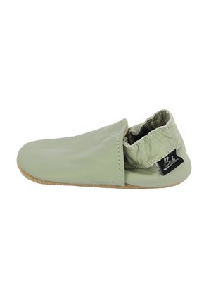 Weicher, hellgrüner Leder-Babyschuh mit elastischem Rücken und einem kleinen schwarzen Etikett mit der Aufschrift "Beba" auf weißem Hintergrund.