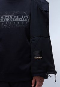 Czarna bluza z fakturowanej tkaniny, z pękniętym nadrukiem logo, elastycznymi mankietami oraz kieszenią na suwak na rękawie z metką marki.