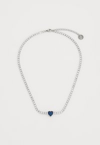 Collana con strass e catena argentata, che presenta un gemma centrale a forma di cuore blu, alternando pietre chiare lucide e un piccolo gancio.