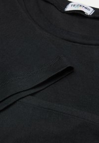 Czarna koszulka z krótkim rękawem o okrągłym dekolcie, wykonana z miękkiej bawełny. Posiada małą metkę z napisem "TEZENIS KIDS" wewnątrz kołnierza.