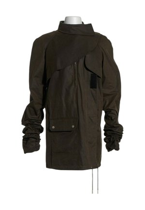 Chaqueta marrón oscuro de manga larga con cuello alto, solapa frontal, cierre de cremallera, gran bolsillo con botones y mangas fruncidas en un soporte de exhibición.