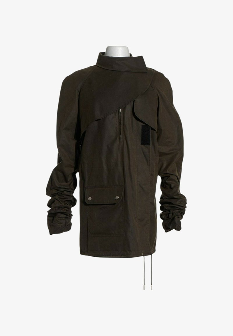 Veste marron foncé à manches longues avec col montant, rabat avant, fermeture éclair, grande poche avec boutons et manches froncées sur un présentoir.