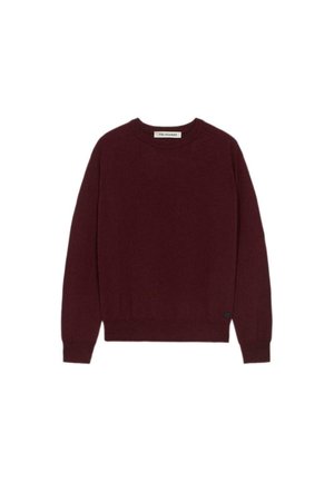 Bordowy sweter wykonany z miękkiego materiału, z okrągłym dekoltem, długimi rękawami oraz prążkowanymi mankietami i dolnym wykończeniem. Dyskretna metka marki po boku.
