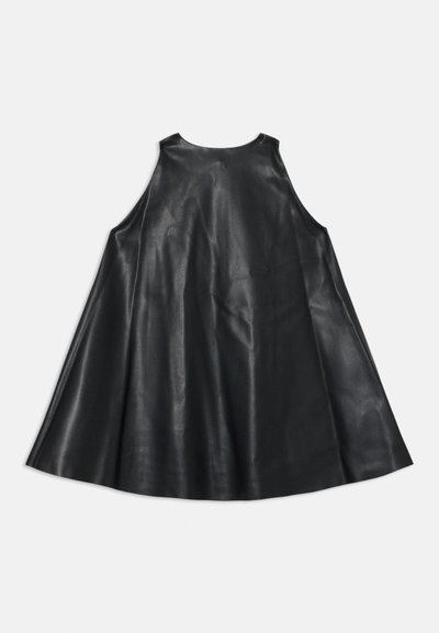 Robe noire sans manches en cuir lisse et brillant, avec un col rond et une silhouette fluide. Sans poches ni embellissements.