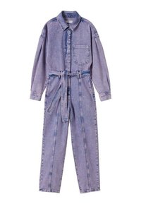 Tuta in denim di colore azzurro chiaro con maniche lunghe, colletto, tasca frontale, vita con cintura e gambe affusolate con dettagli di cucitura verticale.
