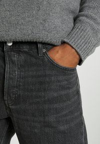 Weekday BARREL - Calças de ganga de corte afunilado - tar black