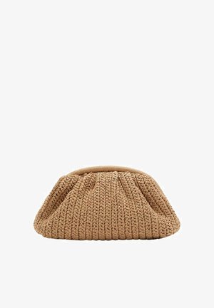 Gehaakte beige clutch met een geraffineerd ontwerp en rond formaat, voorzien van een gestructureerde stofafwerking en een zachte opening aan de bovenkant.