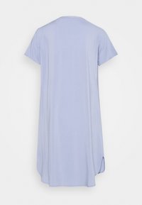 Ljuslila klänning med kort ärm och avslappnad passform, rund halsringning och sidokullor. Mjuk tyg med en slät textur.