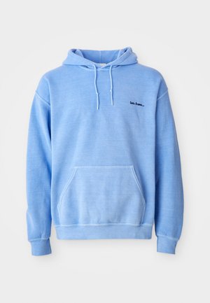 Hanorac albastru deschis cu buzunar frontal, glugă cu șnur și text mic negru "hai să trans..." pe pieptul stâng.